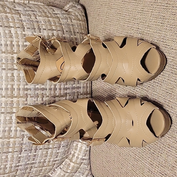 Ladies heels - Picture 1 of 3